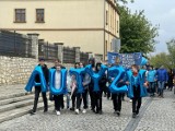 Ponad 200 osób na niebieskim marszu w Sandomierzu [ZDJĘCIA]