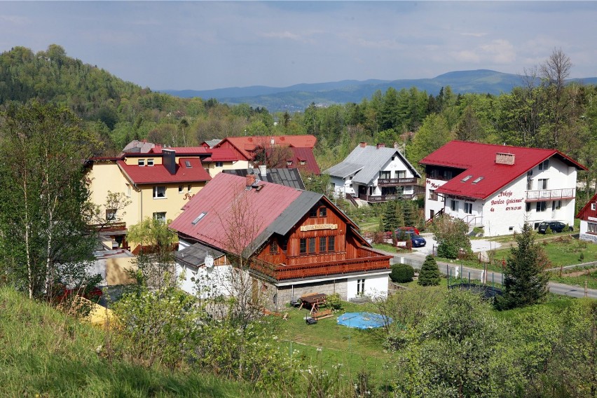 Rzecz się dzieje w Karpaczu, skąd jest kilkanaście km do...