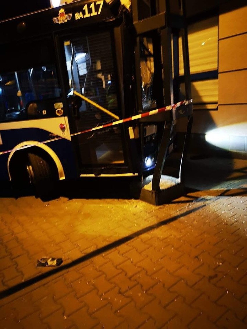 Kraków. Autobus wjechał w słup sieci trakcyjnej 