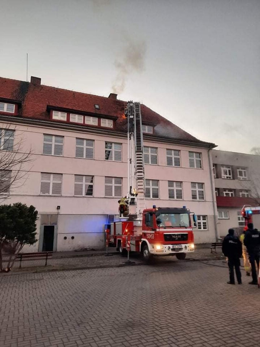 Pożar sadzy w kominie w międzyborskiej szkole 