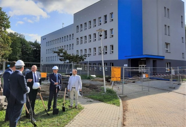 W Szpitalu Powiatowym w Oświęcimiu oficjalnie rozpoczęła się budowa przewiązek, które połączą oddzielnie stojące budynki szpitalne.