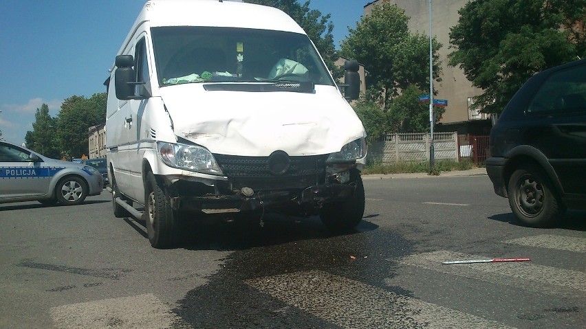 Mercedes i citroen zderzyły się na skrzyżowaniu Wólczańskiej i Skorupki [ZDJĘCIA]