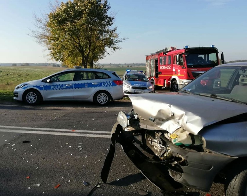 Wypadek pod Skokami. Zderzyły się dwa samochody. Ranny trafił do szpitala w Wągrowcu