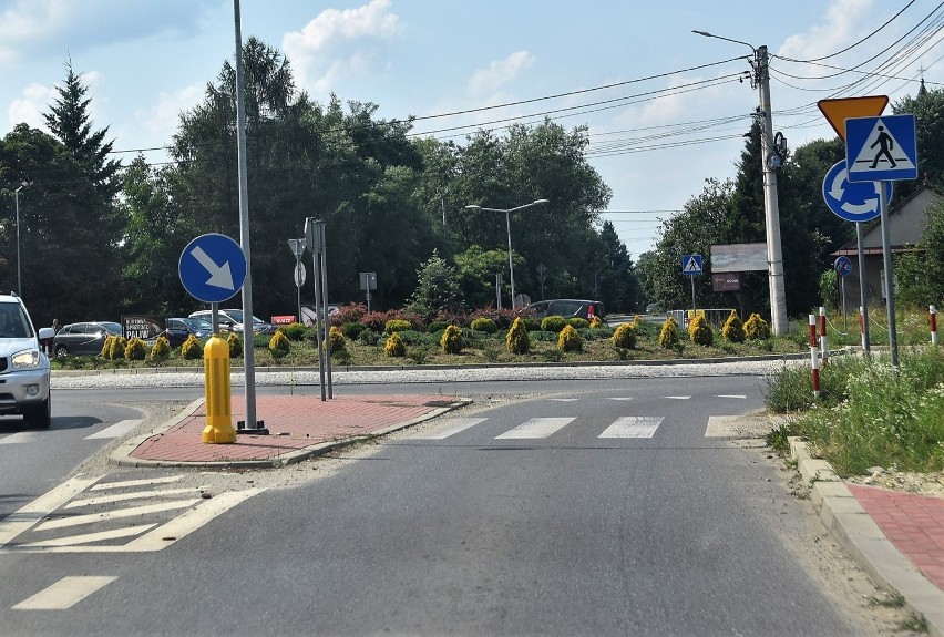 Rondo w Skrzyszowie znajduje się na skrzyżowaniu dróg...