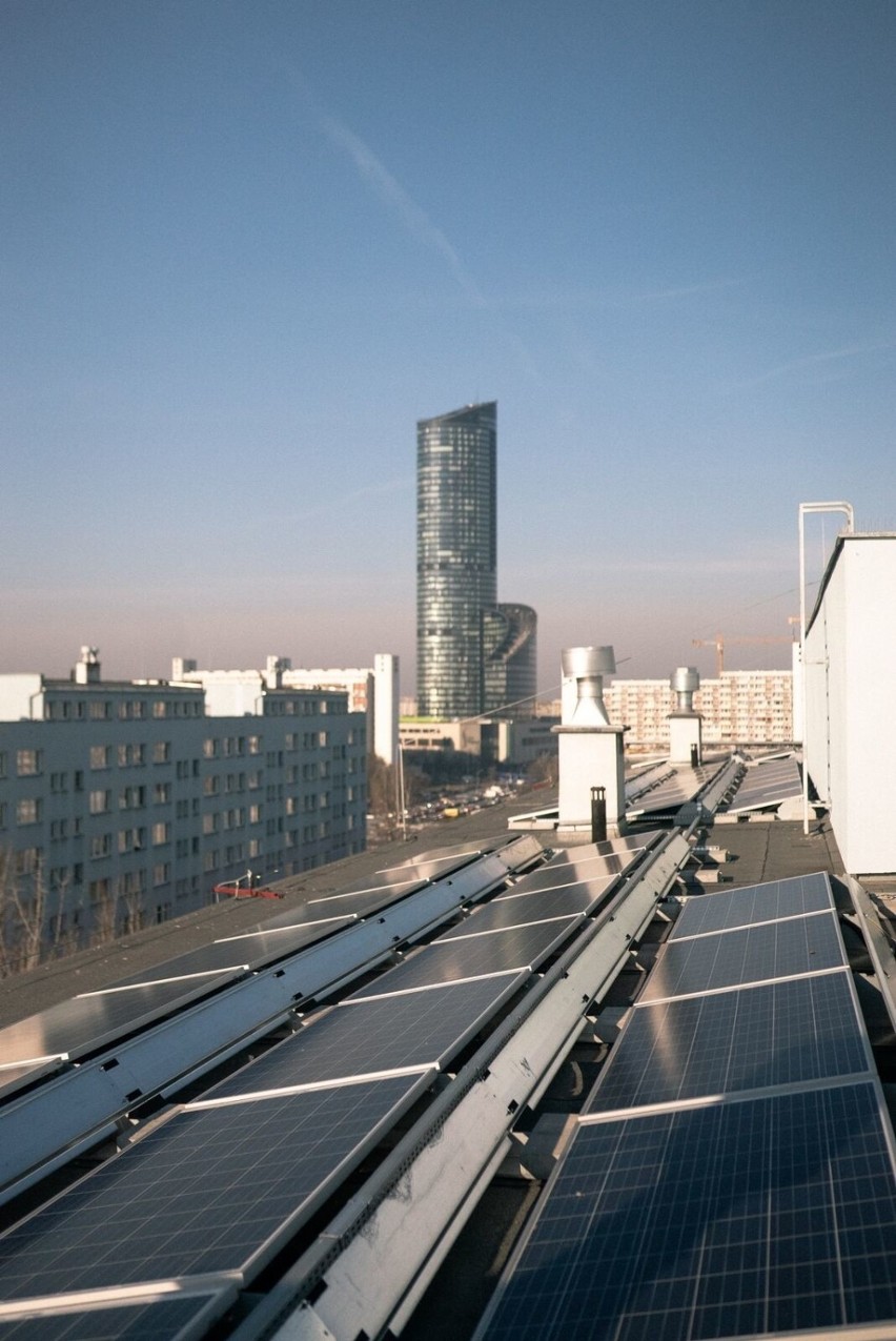 Pół hektara paneli słonecznych na dachach budynków spółdzielni Wrocław-Południe. Mieszkańcy płacą mniej za prąd