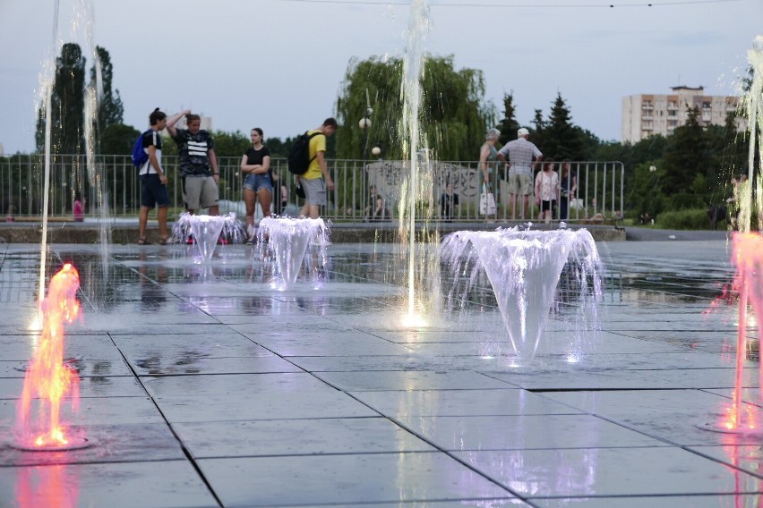 Kolorowe fontanny w Parku Bródnowskim strzałem w dziesiątkę! Po zmroku instalacja wygląda jak z bajki
