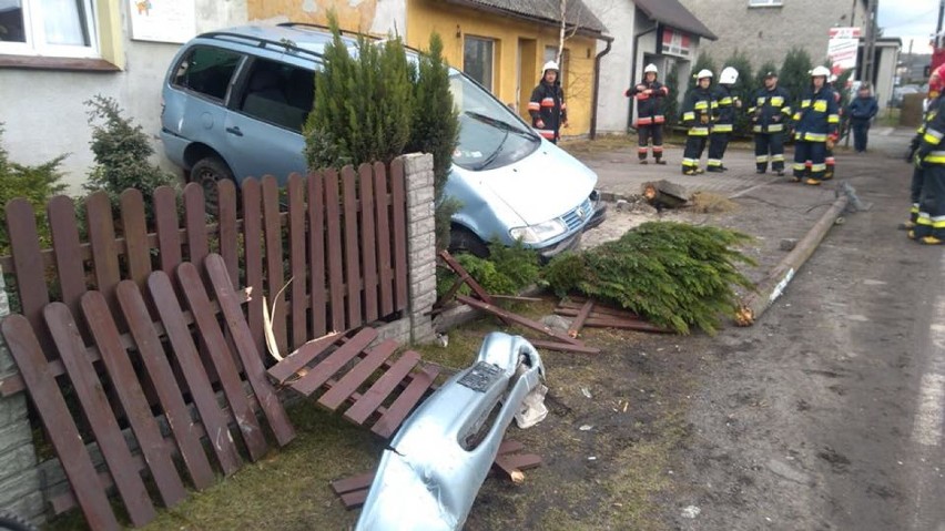 W Rudach volkswagen sharan wypadł z drogi i wylądował na...