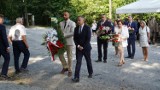 Odsłonili pomnik pamięci prezydenta Lecha Kaczyńskiego, jego żony Marii Kaczyńskiej