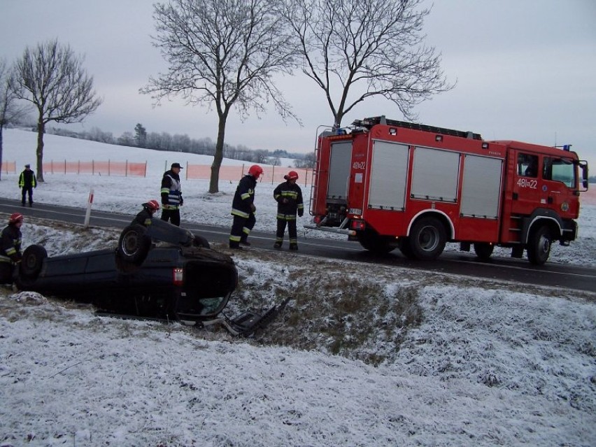 Wypadek w Lidzbarku Warmińskim. Auto dachowało w rowie