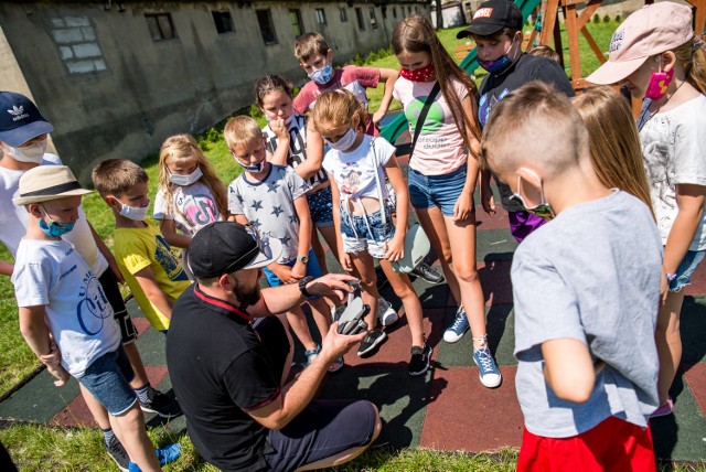 Uczestnicy projektu w Osadzie Milewita w Mileszewach. Organizatorzy - Fundacja Brama Epok