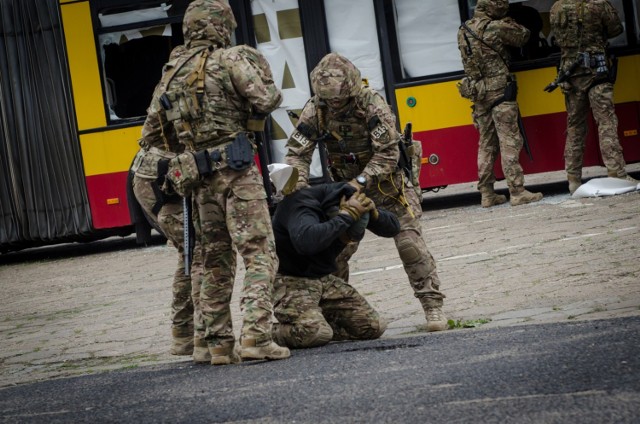 Stopień Alfa. Warszawa będzie sparaliżowana. Wojsko, policja i zamknięte ulice. Na co uważać?