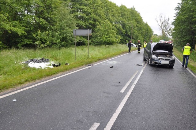 Informacja o wypadku na odcinku drogi wojewódzkiej 246 w Szubin-Wsi (powiat nakielski) wpłynęła do służb tuż przed godziną 18:00. W wypadku uczestniczyły dwa pojazdy osobowe i motorowerzysta.

- Kierujący oplem merivą zjechał na przeciwległy pas jezdni, uderzył w motorowerzystę, a następnie także w opla zafirę – mówi podkom. Justyna Andrzejewska z zespołu prasowego Komendy Powiatowej Policji w Nakle nad Notecią.

Na miejsce zdarzenia skierowano również śmigłowiec Lotniczego Pogotowia Ratunkowego, którym do szpitala przetransportowany został motorowerzysta. Nieoficjalnie dowiedzieliśmy się, że mężczyzna jest w ciężkim stanie.

AKTUALIZACJA: Mężczyzna zmarł w szpitalu, był to 31-letni mieszkaniec gminy Sadki.