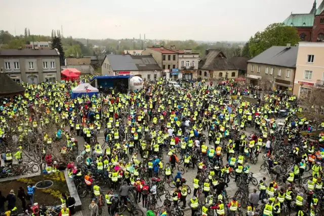 W tym roku, tak jak pięć lat temu, finał Zagłębiowskiej Masy Krytycznej zaplanowany został w Czeladzi. W 2021 roku rowerzyści skierowali się na Brzozowicę do Będzina

Zobacz kolejne zdjęcia/plansze. Przesuwaj zdjęcia w prawo - naciśnij strzałkę lub przycisk NASTĘPNE
