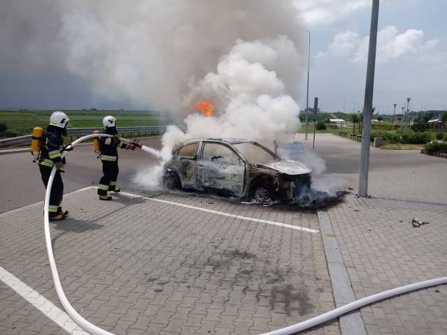 Do zdarzenia doszło w piątek na MOP-ie w Kaszycach (kierunek Korczowa) na autostradzie A4 niedaleko Przemyśla. Ogień pojawił się w komorze silnika. Do czasu przyjazdu strażaków renault megane całkowicie spłonęło.

Do akcji zadysponowano strażaków z Przemyśla, Orłów, Nizin, Jarosławia i Radymna.