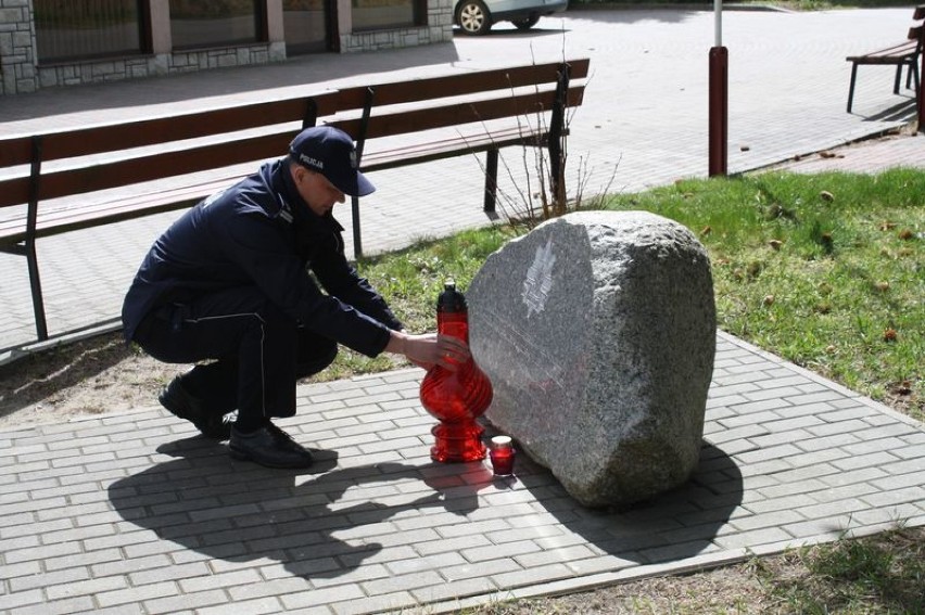Malbork. W 80 rocznicę zbrodni katyńskiej komendant policji oddał honory pomordowanym 