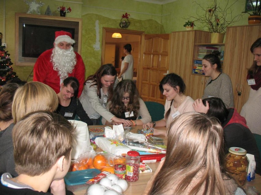 ZSP nr 2 w Łowiczu: Młodzież odwiedziła dom dziecka (Zdjęcia)