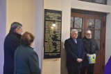 Tablica pamiątkowa w kościele w Książenicach ma upamiętniać ofiary Tragedii Górnośląskiej. Widnieją na niej nazwiska wywiezionych do ZSRR