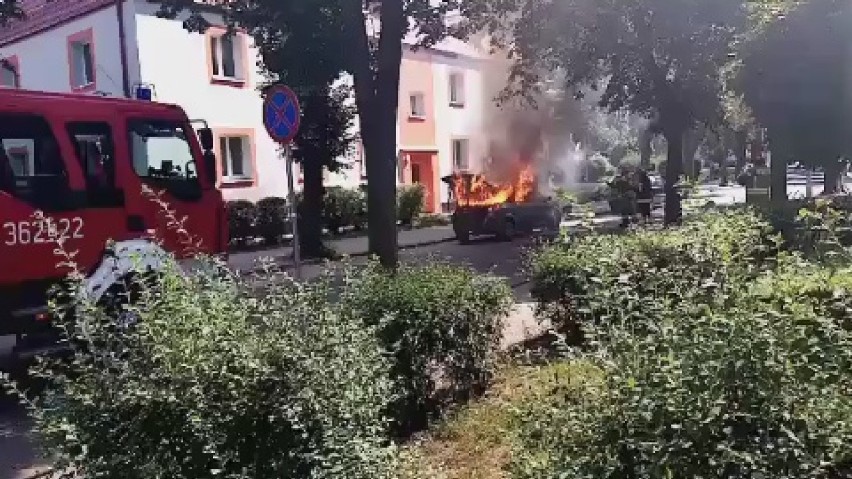 Groźny pożar na ulicy Bukowej we Włocławku. Auto całe w...