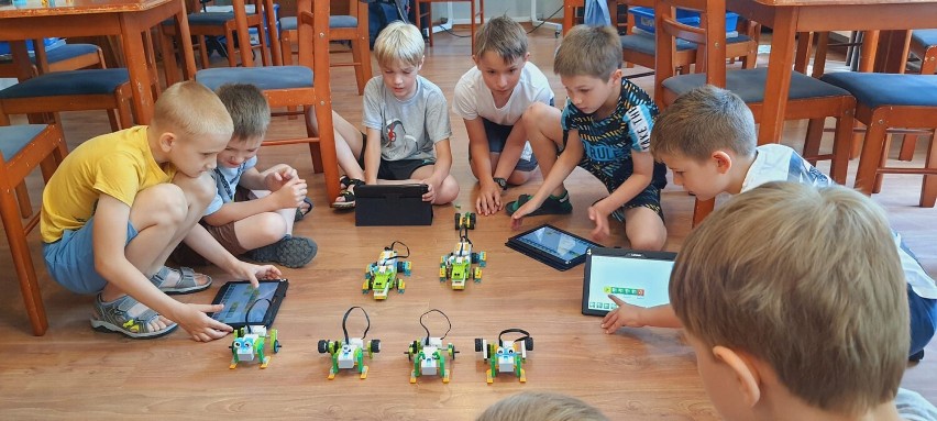 Wakacje z Obornickim Ośrodkiem Kultury w Obornikach. Dzieci uczą się robotyki