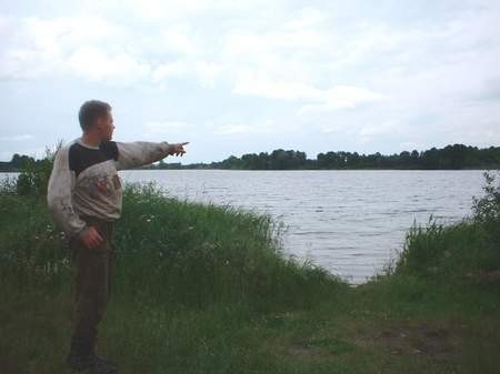 Patryk Drewicz, jeden z nurków wyszkolonych przez Witolda D., wskazuje miejsce, gdzie zginął jego były instruktor.