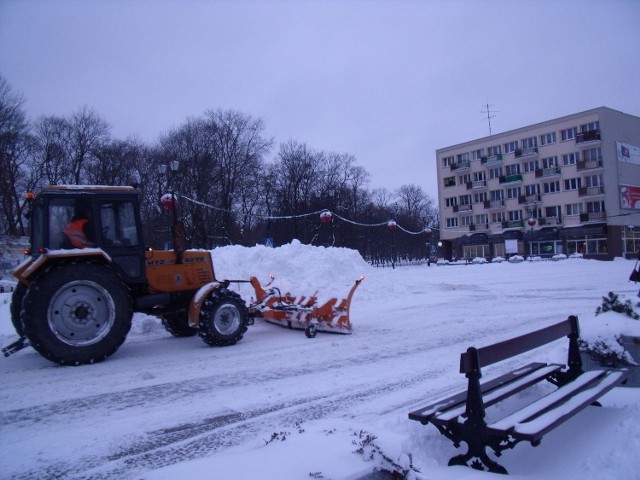 Służby oczyszczają gł&oacute;wny rynek miasta.
fot. Mariusz Bańkowski