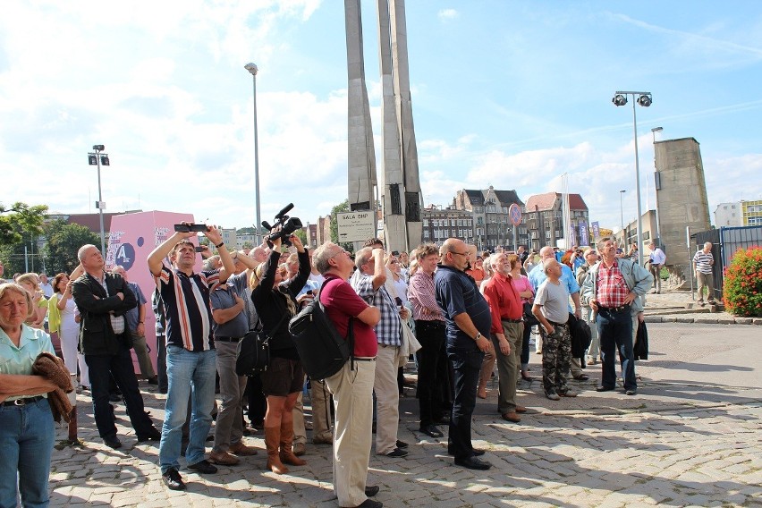 Brama Stoczni Gdańskiej: Solidarność odcięła napis &quot;im. Lenina&quot;! ZDJĘCIA