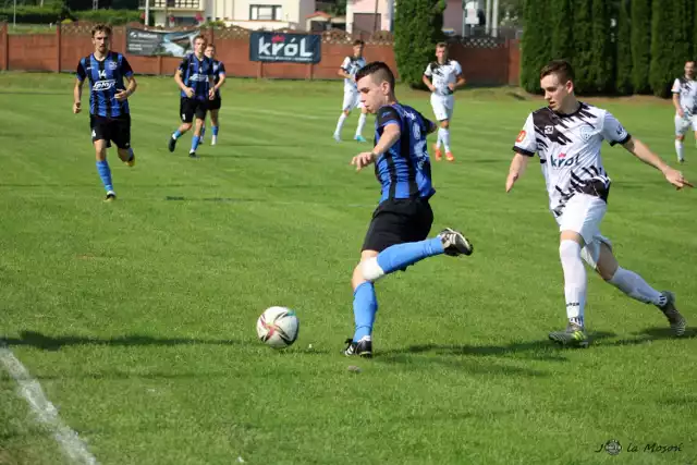 LKS Skołyszyn (białe stroje) przegrał z Naftą Jedlicze 0-6