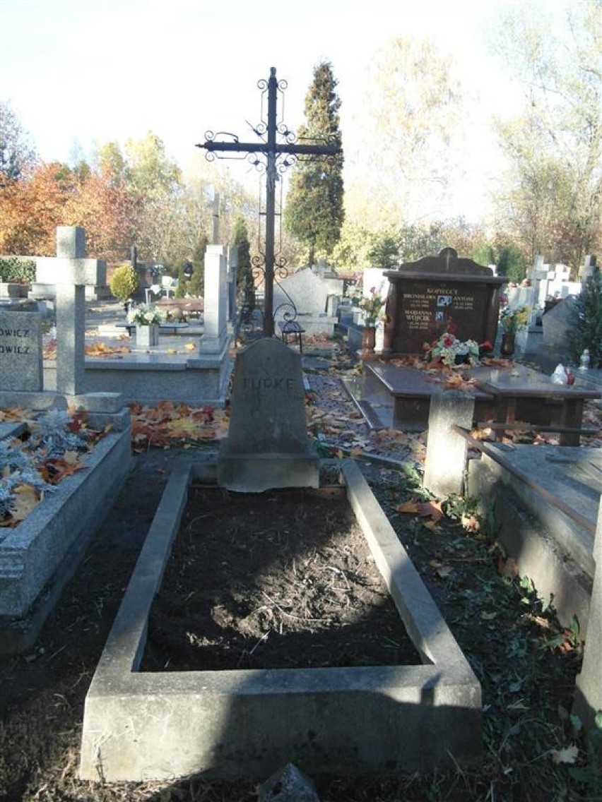 Sprzątanie grobów w Piotrkowie