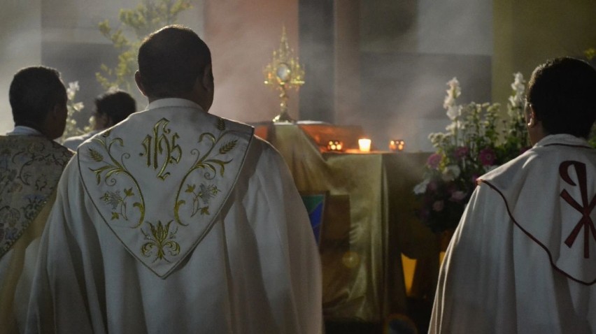 Koronawirus: W powiecie chodzieskim księża zachęcają wiernych by zamiast na Mszy modlili się w domu
