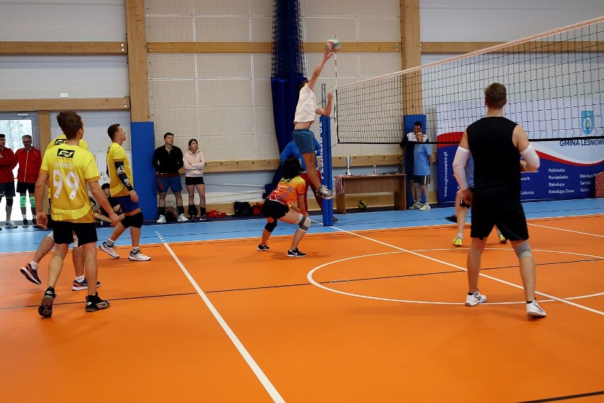 To był pierwszy charytatywny turniej siatkówki w Leśniowicach w ramach akcji "Paczuszka dla maluszka". Zobacz zdjęcia