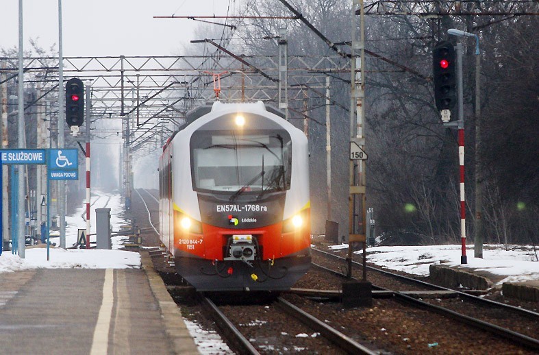 Zmodernizowany pociąg EN-57 zatrzymał się dzisiaj w Piotrkowie