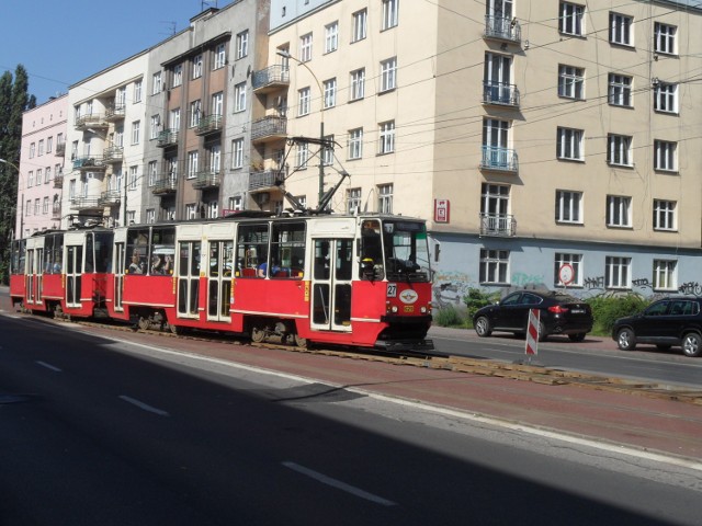 Tramwaje w Sosnowcu. Od poniedziałku jednotorowy odcinek funkcjonuje między dawnym Szpitalem nr 2 a skrzyżowaniem ul. 3 Maja z ulicą Parkową. Przy szpitalu ułożono tzw. rozjazd nakładkowy.