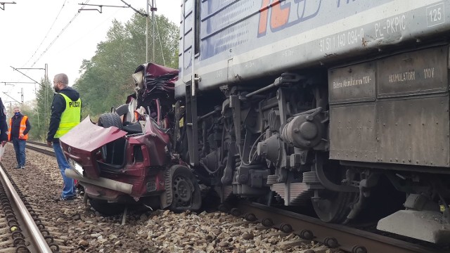 Śmiertelny wypadek na przejeździe. Pociąg staranował samochód w Prażkach na linii Piotrków - Koluszki. Zginęły dwie osoby