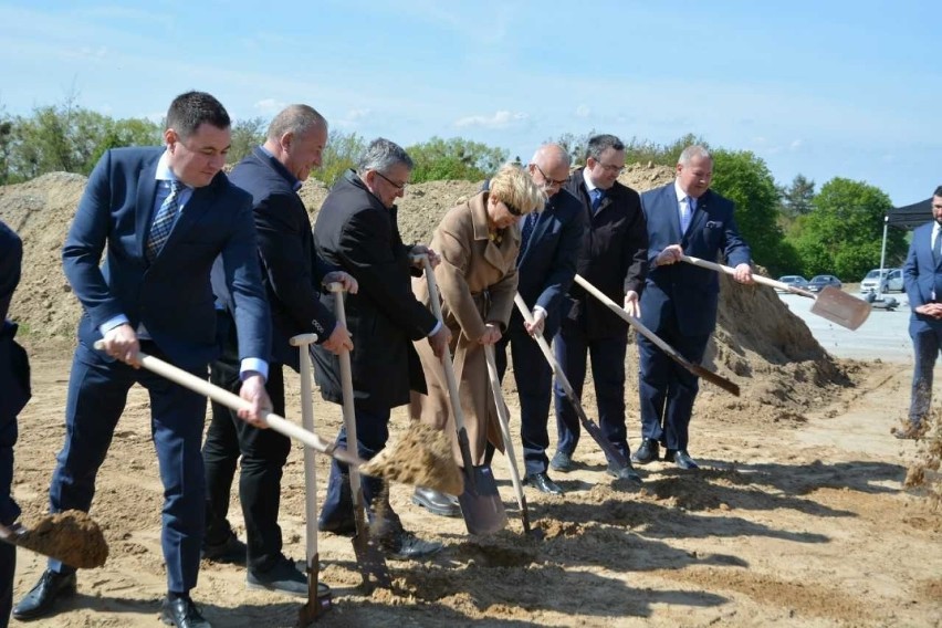 Wbicie przysłowiowej łopaty z udziałem ministrów Andrzeja...