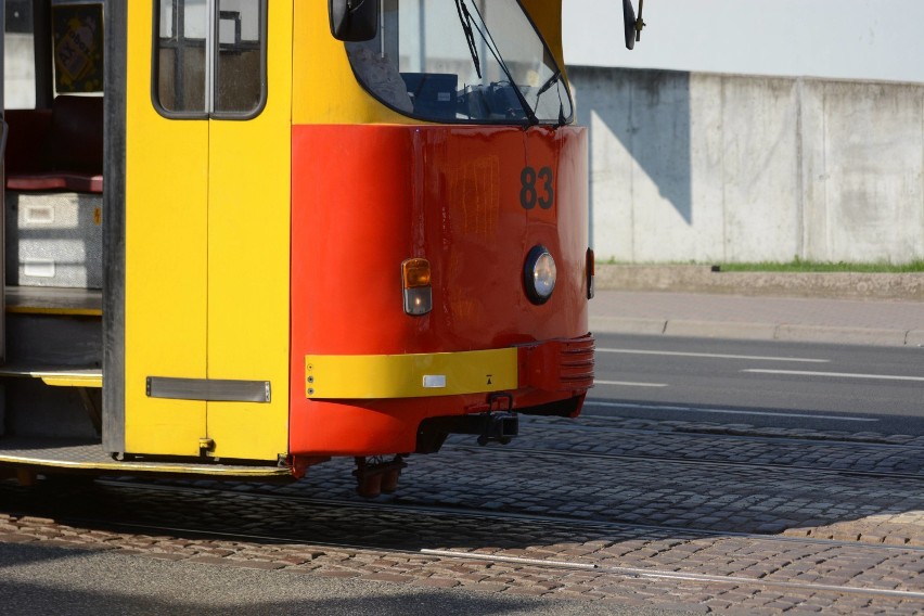 Zderzenie policyjnego radiowozu z tramwajem. Dwaj policjanci w szpitalu [wideo, zdjęcia]