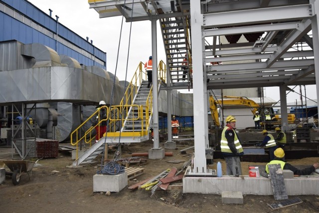 Trwa budowa instalacja odsiarczania w skierniewickiej ciepłowni. Po jej uruchomieniu emisja  dwutlenku siarki do powietrza zmniejszy się prawie czterokrotnie. Koszt tej inwestycji wynosi 28 mln zł.