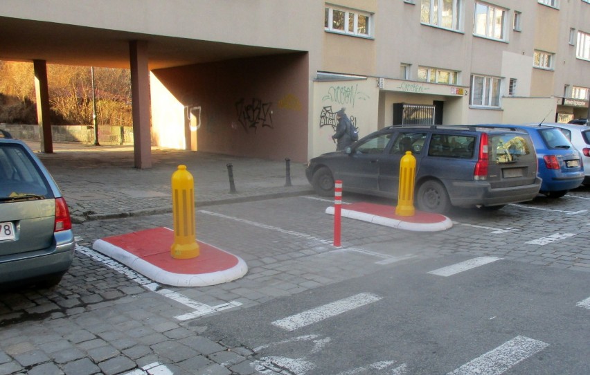 Wrocław. Azyl dla pieszych, dwa miejsca parkingowe mniej. Co jest ważniejsze?