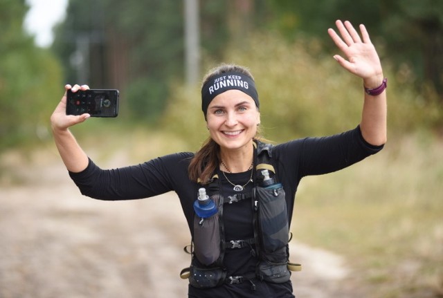 Na półmetku VII Ultramaratonu Zielonogórskiego Nowe Granice zawodnicy wyglądali na bardzo pewnych siebie. Humor również ich nie opuszczał. I o to chodzi! 

Żeby nie mieć sentymentów i konsekwentnie robić swoje. Nawet jeśli przychodzą chwile słabości, oni są w stanie je przezwyciężyć. Niedaleko punktu kontrolnego w Nowym Kisielinie nikt nie odpuszczał, każdy dawał z siebie wszystko. Oto relacja naszego fotoreportera z 56 kilometra trasy ultra.

ZOBACZ KONIECZNIE   Ultramaraton Zielonogórski Nowe Granice wystartował! Przed nimi mordercze 103 km!