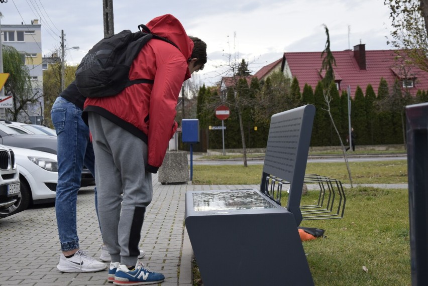 W Skierniewicach zamontowano pierwszą ławkę solarną