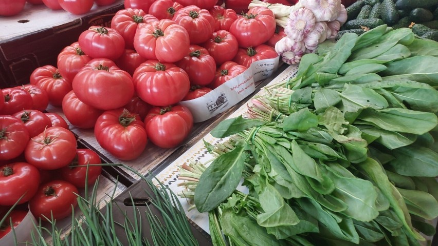 Warzywa, owoce i kwiaty na targowisku w Ostrowcu Świętokrzyskim. Jakie ceny? Zobacz zdjęcia