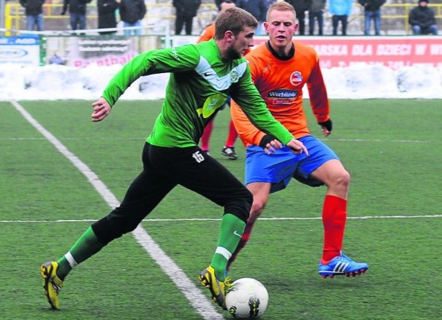 Paweł Czoska (z lewej) potwierdził w sobotnim sparingu, że będzie mocnym punktem zielonych