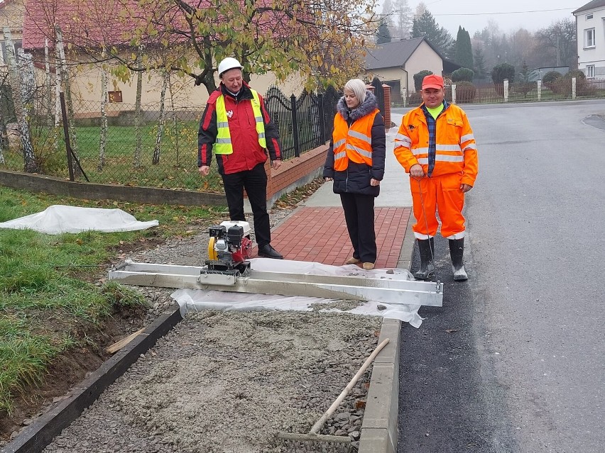 W powiecie jasielskim postawią na chodniki z betonu? Jeden już jest