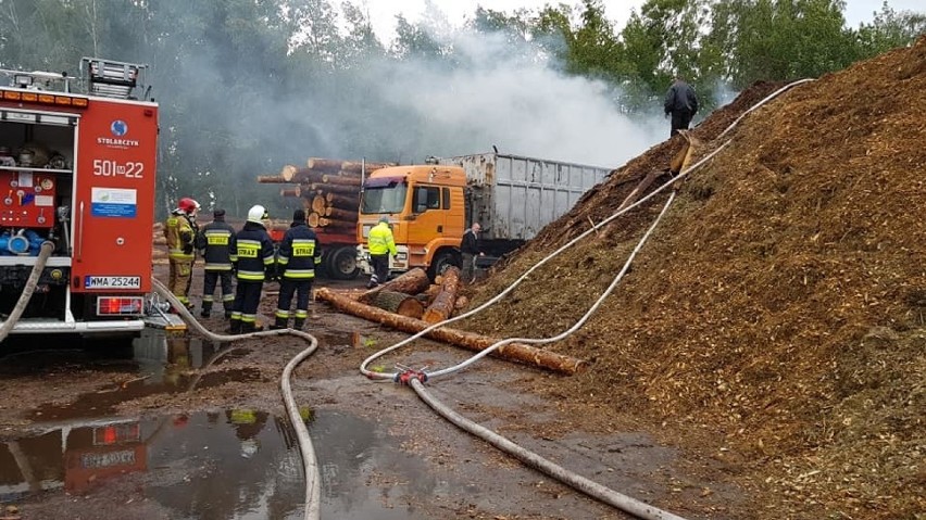 Malechy. Pożar tartaku w gminie Karniewo. Gasiło go 8 jednostek straży pożarnej