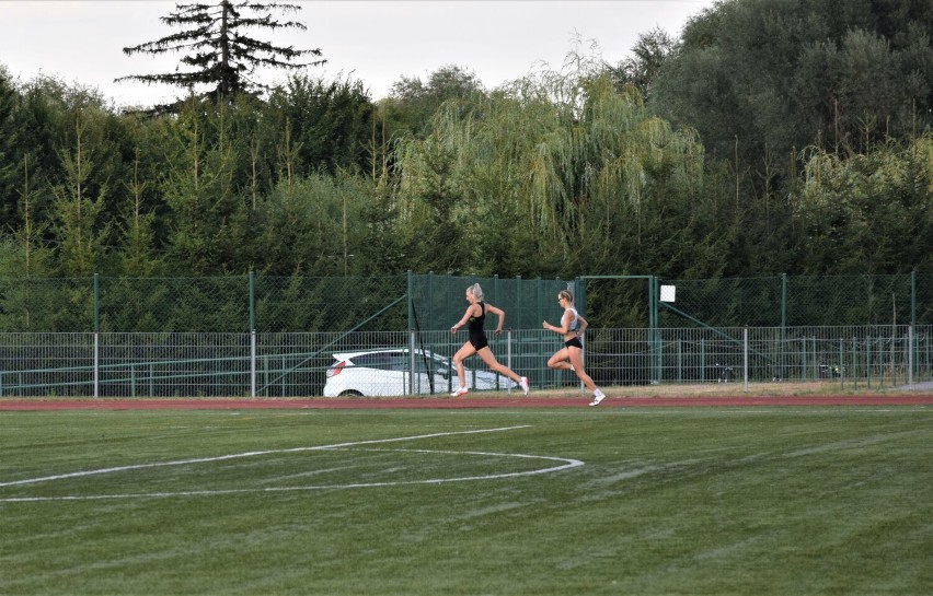 Zbąszyń. Sportowy sprawdzian na stadionie w Zbąszyniu....