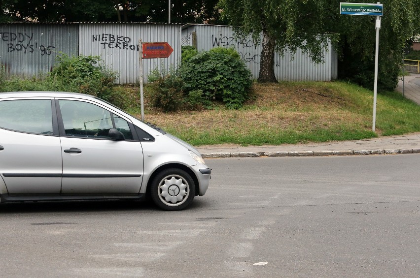 Oznakowanie jezdni na Niebuszewie było pomocne, ale nielegalne - autora ściga policja 