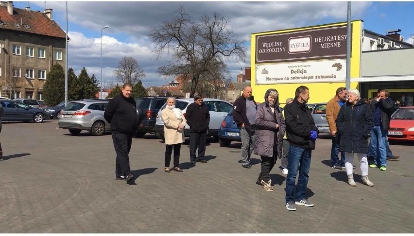 W Gubinie szyją maseczki i rozdają je mieszkańcom,...