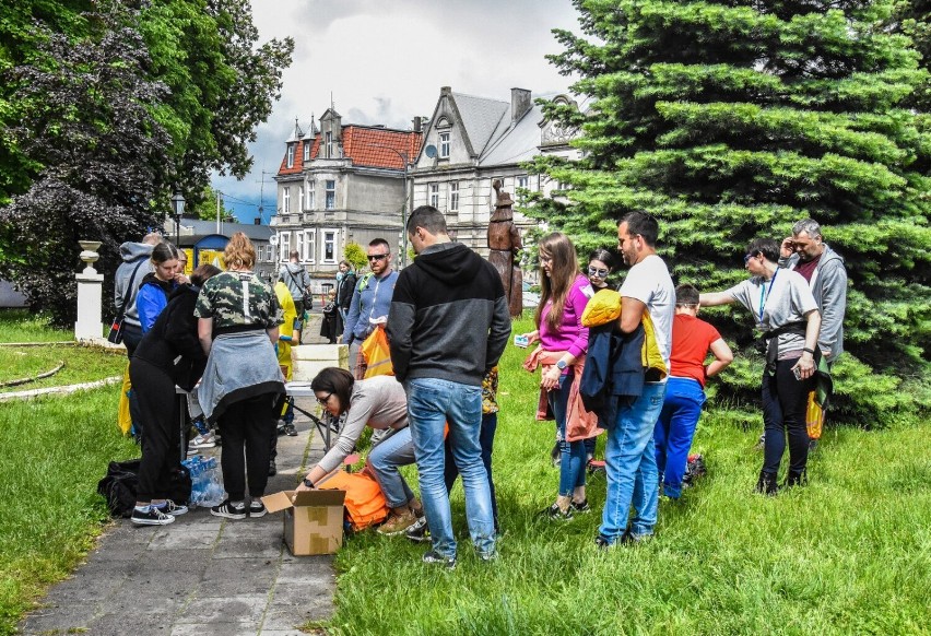 Szamotuły. Łowcy zagadek wyruszyli na miasto! Świetna zabawa w strugach deszczu [ZDJĘCIA]