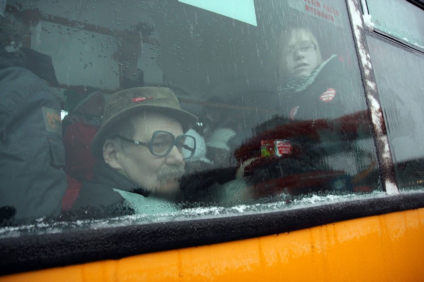 W autobusie robiło się coraz bardziej ciasno.