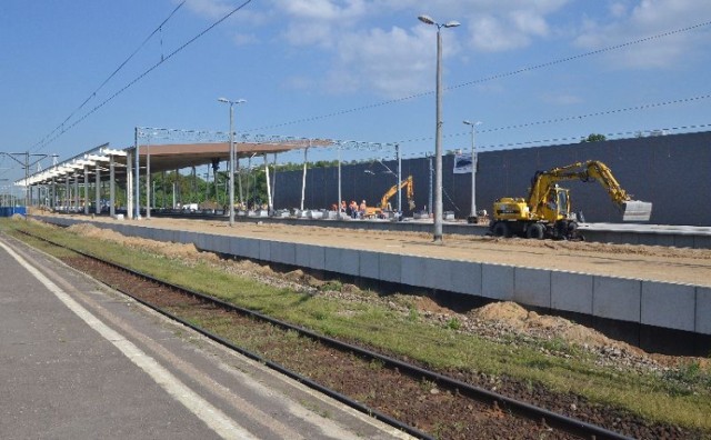 Nowy peron na dworcu Łódź Widzew już prawie gotowy. Tunel jeszcze nie…