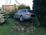Pijany kierowca BMW w Piecach wjechał do ogrodu  ZDJĘCIA